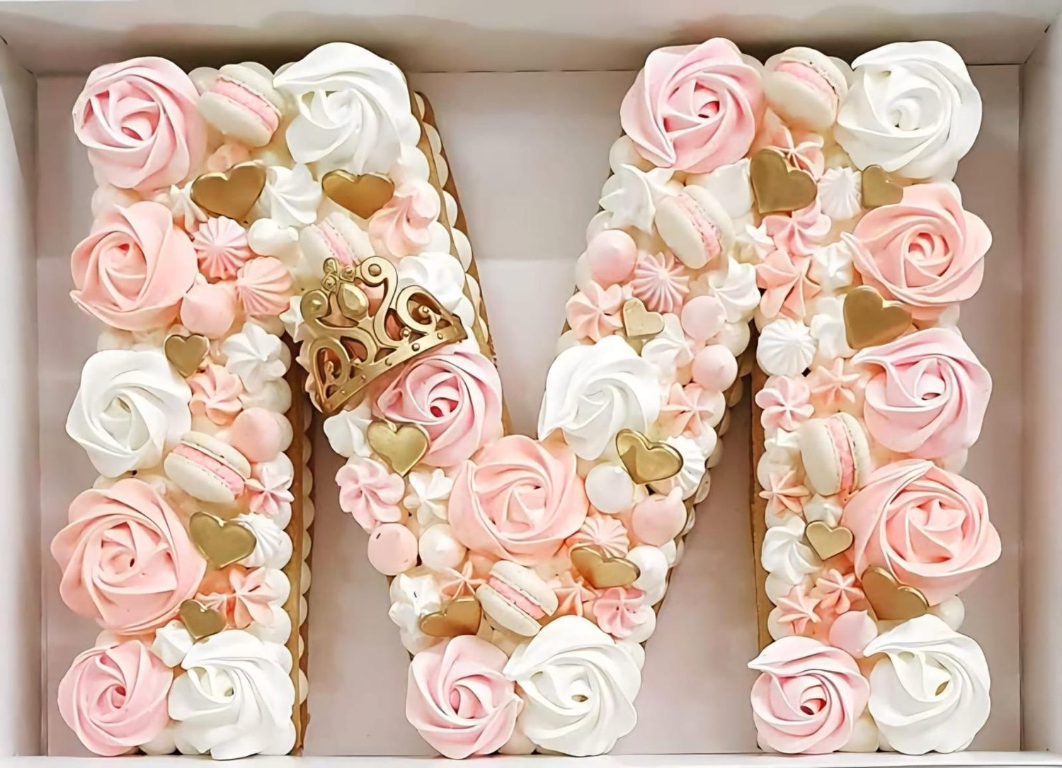 Letter cake décoré de fleurs en crème