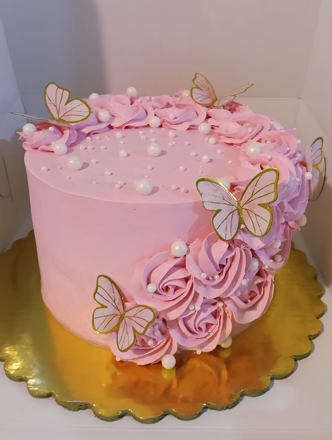 Gâteau personnalisé orné de papillons
